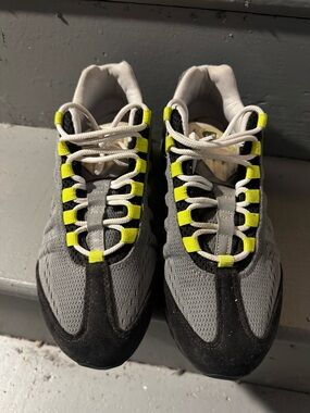 Nike Air Max 95 Men's Grey and Neon Yellow Lace-Accent Sneakers